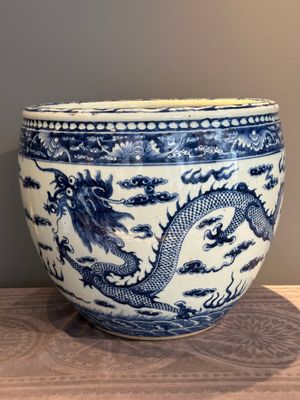 A Chinese blue and white 'dragon' fish bowl, 19th C. — photo 4