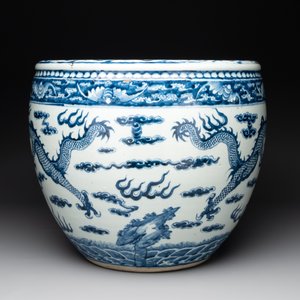 A Chinese blue and white 'dragon' fish bowl, 19th C. — photo 3