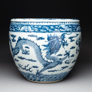 A Chinese blue and white 'dragon' fish bowl, 19th C. — photo 4