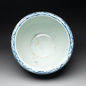 A Chinese blue and white 'dragon' fish bowl, 19th C. — photo 6