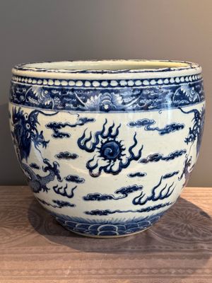 A Chinese blue and white 'dragon' fish bowl, 19th C. — photo 1