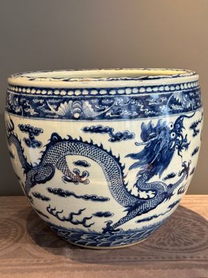 A Chinese blue and white 'dragon' fish bowl, 19th C. — photo 2