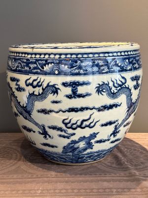 A Chinese blue and white 'dragon' fish bowl, 19th C. — photo 3