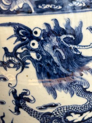 A Chinese blue and white 'dragon' fish bowl, 19th C. — photo 7