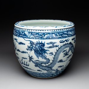 A Chinese blue and white 'dragon' fish bowl, 19th C. — photo 1
