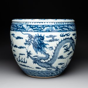 A Chinese blue and white 'dragon' fish bowl, 19th C. — photo 2