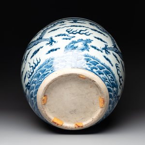 A Chinese blue and white 'dragon' fish bowl, 19th C. — photo 7