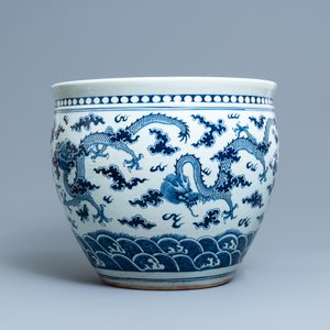 A Chinese blue and white 'dragon' fish bowl, 19th C. — photo 5