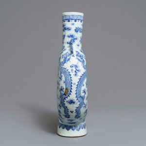 A Chinese blue and white 'dragon' moonflask, 19th C. — 照片 4