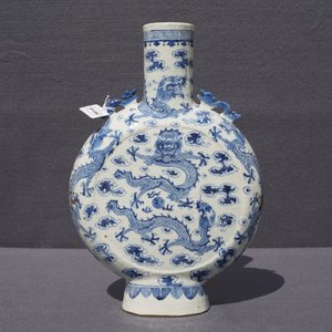 A Chinese blue and white 'dragon' moonflask, 19th C. — 照片 7