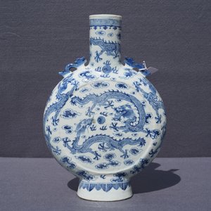 A Chinese blue and white 'dragon' moonflask, 19th C. — 照片 8
