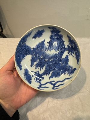 A Chinese blue and white 'dragon' plate and a 'floral' jarlet, Yongzheng mark, 17/18th C. — photo 12
