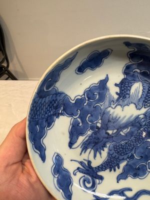 A Chinese blue and white 'dragon' plate and a 'floral' jarlet, Yongzheng mark, 17/18th C. — photo 13
