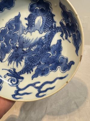 A Chinese blue and white 'dragon' plate and a 'floral' jarlet, Yongzheng mark, 17/18th C. — photo 15