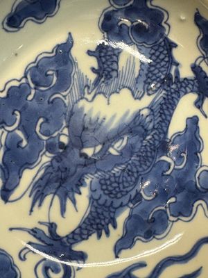A Chinese blue and white 'dragon' plate and a 'floral' jarlet, Yongzheng mark, 17/18th C. — photo 17