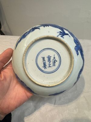 A Chinese blue and white 'dragon' plate and a 'floral' jarlet, Yongzheng mark, 17/18th C. — photo 18
