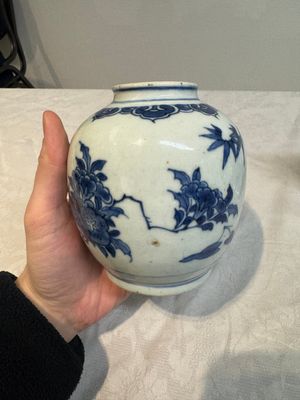 A Chinese blue and white 'dragon' plate and a 'floral' jarlet, Yongzheng mark, 17/18th C. — photo 2