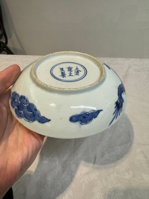 A Chinese blue and white 'dragon' plate and a 'floral' jarlet, Yongzheng mark, 17/18th C. — photo 21