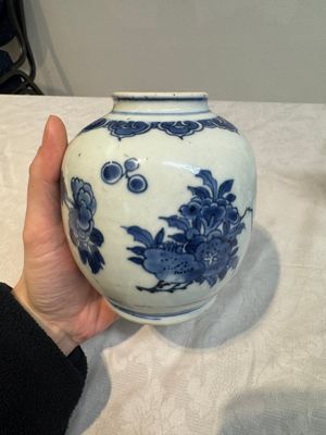 A Chinese blue and white 'dragon' plate and a 'floral' jarlet, Yongzheng mark, 17/18th C. — photo 3