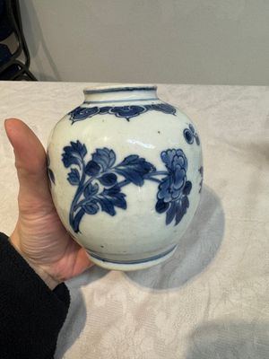 A Chinese blue and white 'dragon' plate and a 'floral' jarlet, Yongzheng mark, 17/18th C. — photo 4