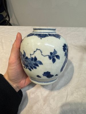A Chinese blue and white 'dragon' plate and a 'floral' jarlet, Yongzheng mark, 17/18th C. — photo 5