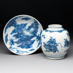 A Chinese blue and white 'dragon' plate and a 'floral' jarlet, Yongzheng mark, 17/18th C. — photo 1