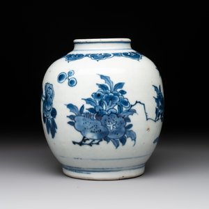 A Chinese blue and white 'dragon' plate and a 'floral' jarlet, Yongzheng mark, 17/18th C. — photo 3