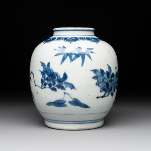A Chinese blue and white 'dragon' plate and a 'floral' jarlet, Yongzheng mark, 17/18th C. — photo 4
