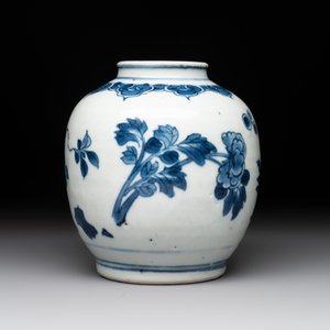 A Chinese blue and white 'dragon' plate and a 'floral' jarlet, Yongzheng mark, 17/18th C. — photo 5