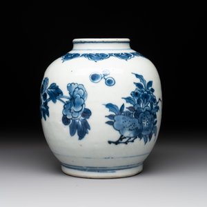 A Chinese blue and white 'dragon' plate and a 'floral' jarlet, Yongzheng mark, 17/18th C. — photo 6