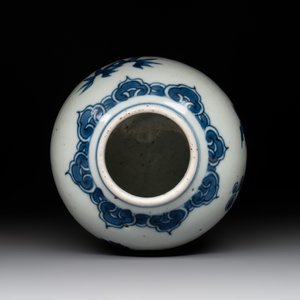A Chinese blue and white 'dragon' plate and a 'floral' jarlet, Yongzheng mark, 17/18th C. — photo 7