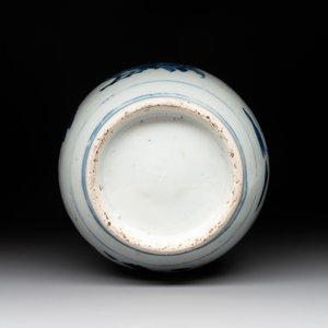 A Chinese blue and white 'dragon' plate and a 'floral' jarlet, Yongzheng mark, 17/18th C. — photo 8