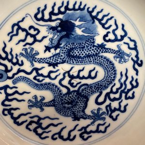 A Chinese blue and white dragon plate, Guangxu mark and of the period — 照片 4