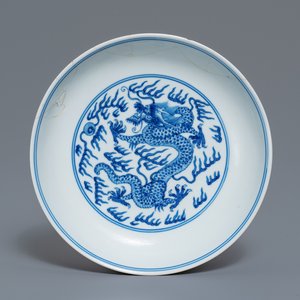 A Chinese blue and white 'dragon' plate, Qianlong mark and of the period — photo 1