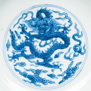 A Chinese blue and white 'Dragon' plate — photo 5