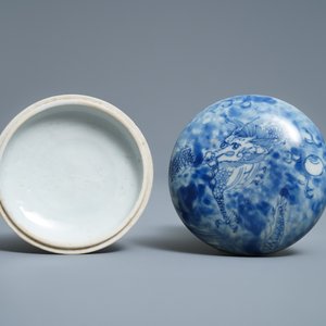 A Chinese blue and white 'dragon' seal paste box and cover, Hatcher cargo shipwreck, Transitional period — photo 3