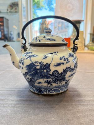 A Chinese blue and white 'dragon' teapot for the Thai market, 19th C. — 照片 1