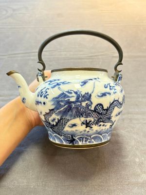 A Chinese blue and white 'dragon' teapot for the Thai market, 19th C. — 照片 2