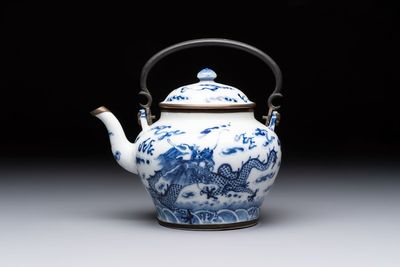 A Chinese blue and white 'dragon' teapot for the Thai market, 19th C.
