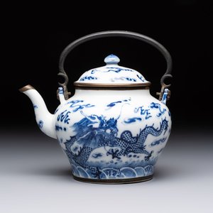 A Chinese blue and white 'dragon' teapot for the Thai market, 19th C. — 照片 1