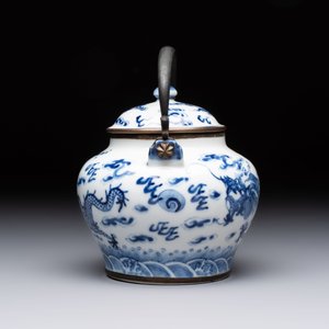 A Chinese blue and white 'dragon' teapot for the Thai market, 19th C. — 照片 2