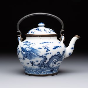 A Chinese blue and white 'dragon' teapot for the Thai market, 19th C. — 照片 3