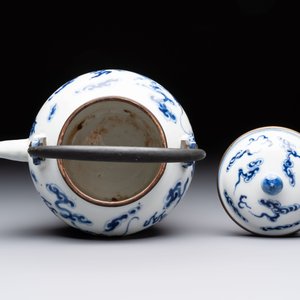 A Chinese blue and white 'dragon' teapot for the Thai market, 19th C. — 照片 5