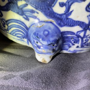 A Chinese blue and white 'dragon' tripod censer, Ming — 照片 17