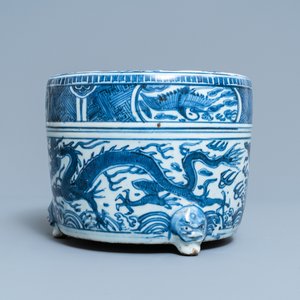 A Chinese blue and white 'dragon' tripod censer, Ming — 照片 5