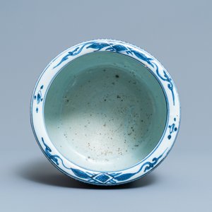 A Chinese blue and white 'dragon' tripod censer, Ming — 照片 6