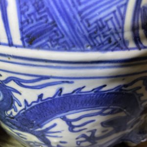 A Chinese blue and white 'dragon' tripod censer, Ming — 照片 10