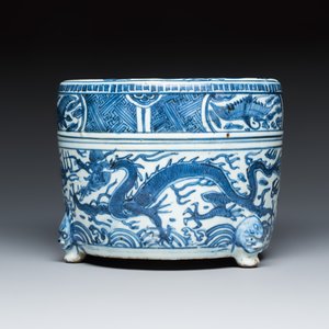 A Chinese blue and white 'Dragon' tripod censer — 照片 3