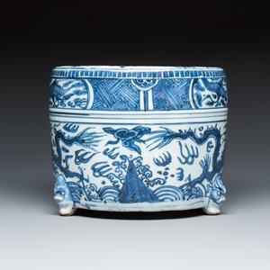 A Chinese blue and white 'Dragon' tripod censer — 照片 4
