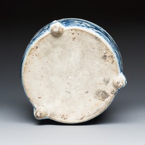 A Chinese blue and white 'Dragon' tripod censer — 照片 7